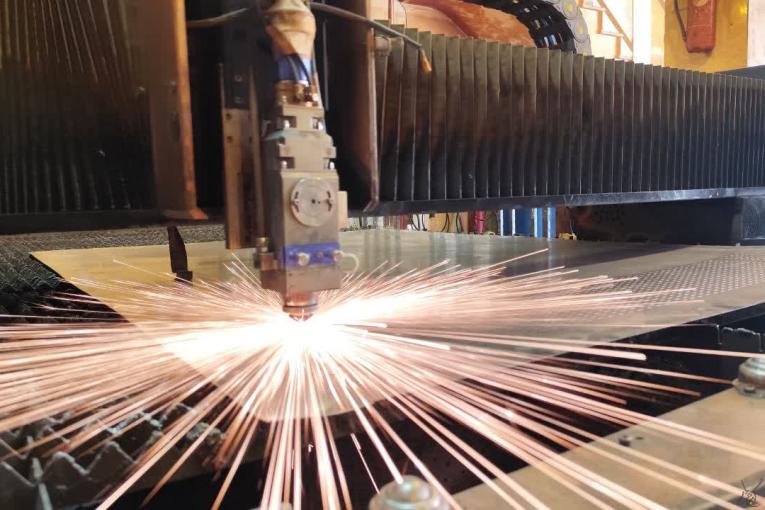 برش لیزری، جوشکاری، خمکاری و حکاکی فلزات