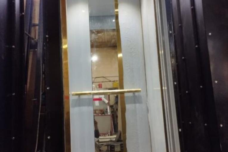 کابین آسانسور و تزئینات سر ساختمان